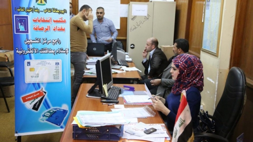 Các quan chức bầu cử Iraq đang chuẩn bị phát thẻ cử tri tại Baghdad.